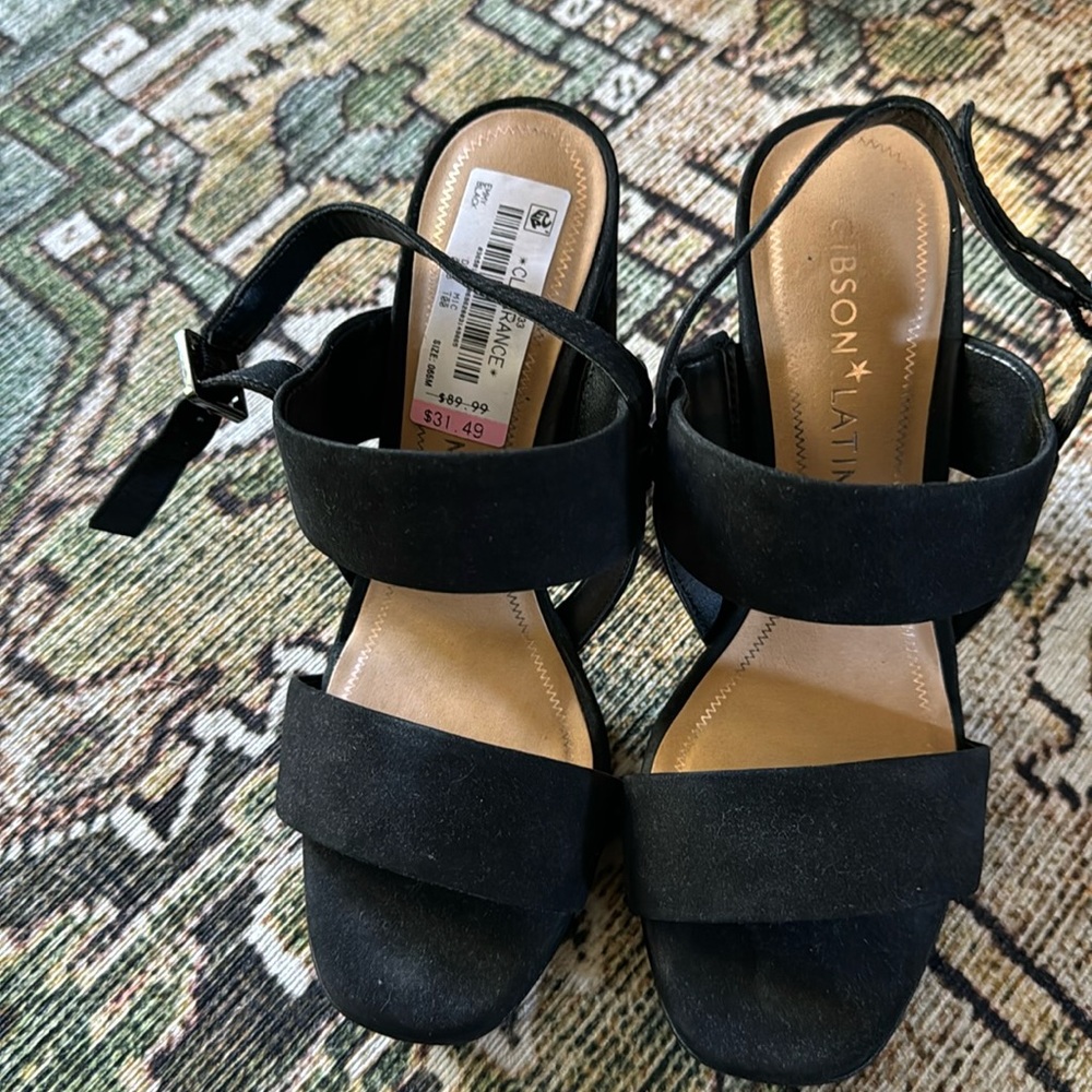 Open toe black suede shoe